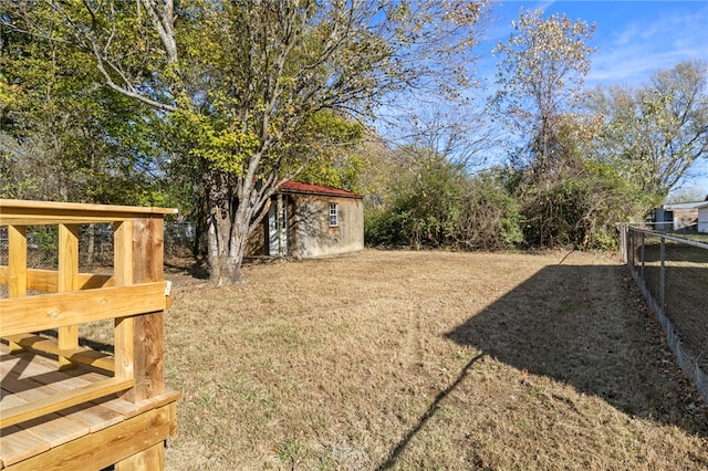 view of yard featuring an outbuilding and fence