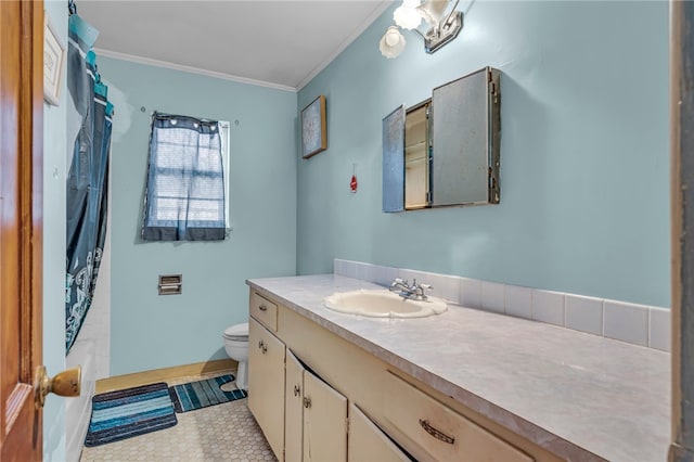 full bathroom featuring tile patterned floors, toilet, shower / bath combo with shower curtain, vanity, and ornamental molding