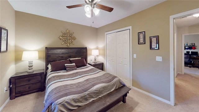 bedroom featuring light carpet, a ceiling fan, baseboards, and a closet