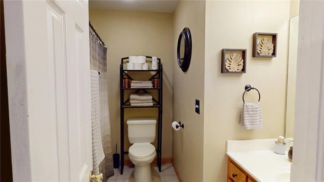 full bath featuring tile patterned flooring, a shower with curtain, vanity, and toilet