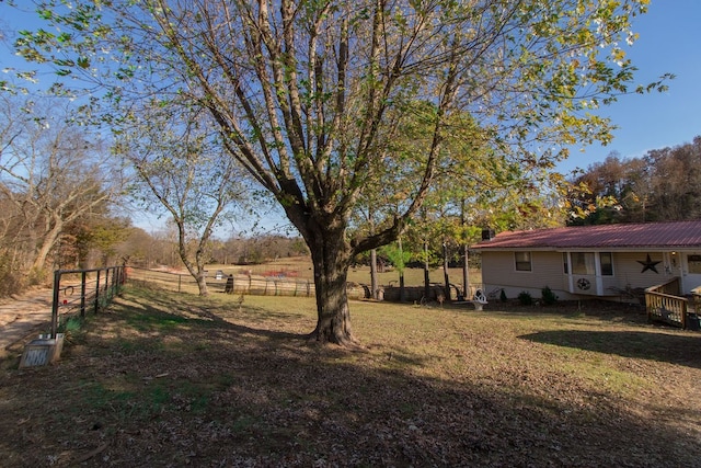 view of yard featuring a rural view