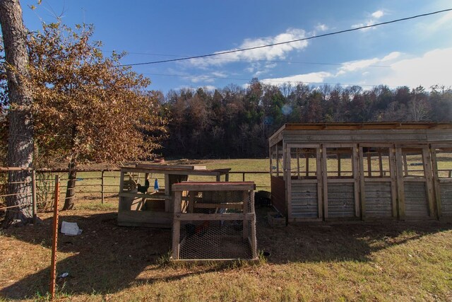 view of yard featuring an outbuilding