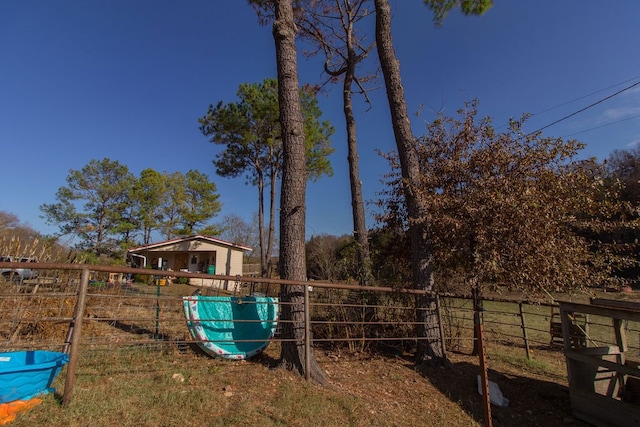 view of yard featuring an outbuilding