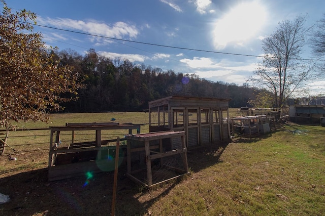 view of yard featuring an outbuilding