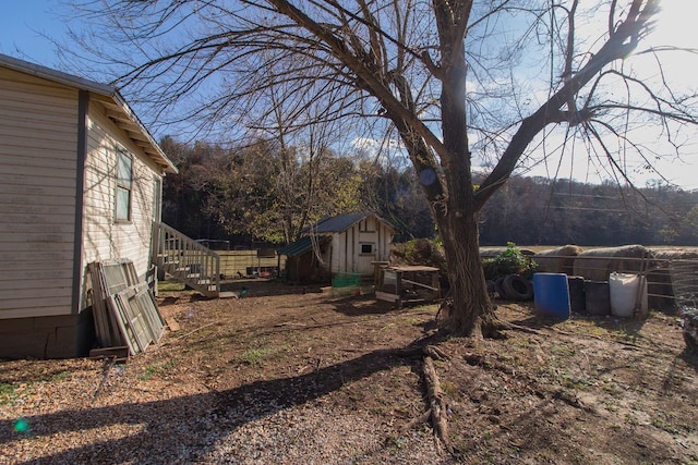 view of yard featuring a shed