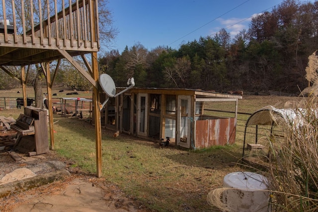 view of yard with an outbuilding