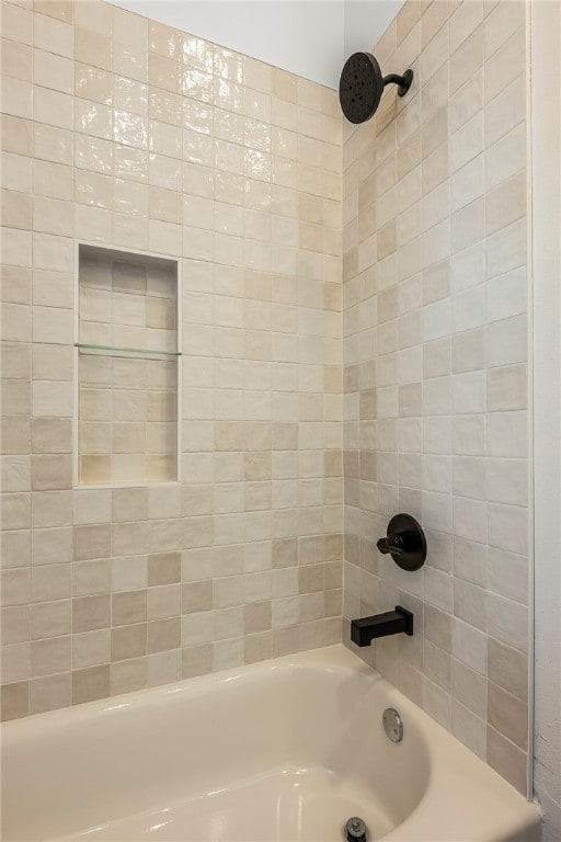 bathroom featuring tiled shower / bath