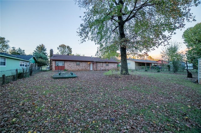 view of yard at dusk