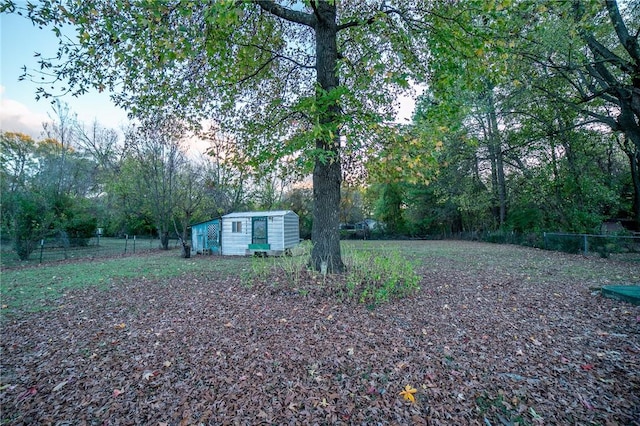 view of yard featuring an outbuilding