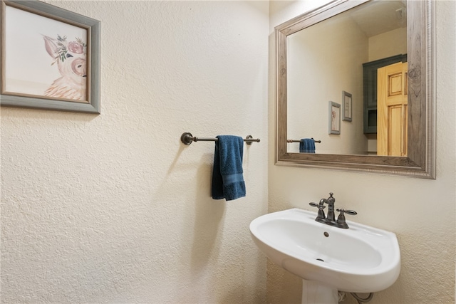 bathroom featuring sink