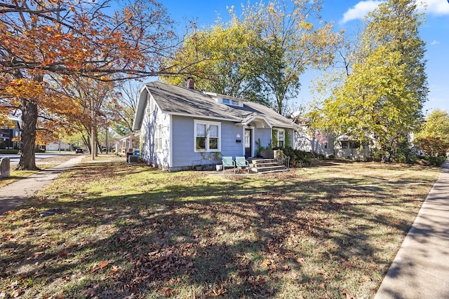 view of front of home featuring a front yard