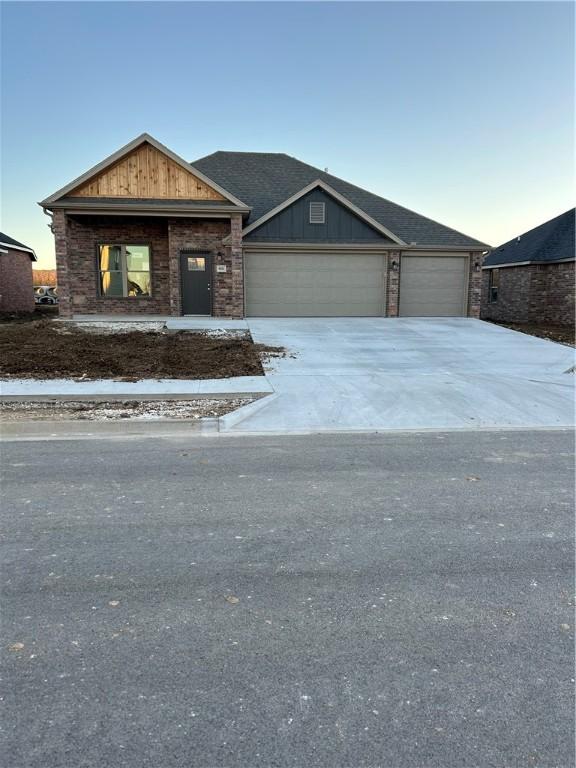 view of front facade with a garage