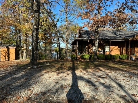 view of yard featuring a storage shed