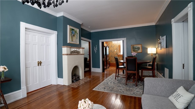 living room featuring hardwood / wood-style floors and ornamental molding