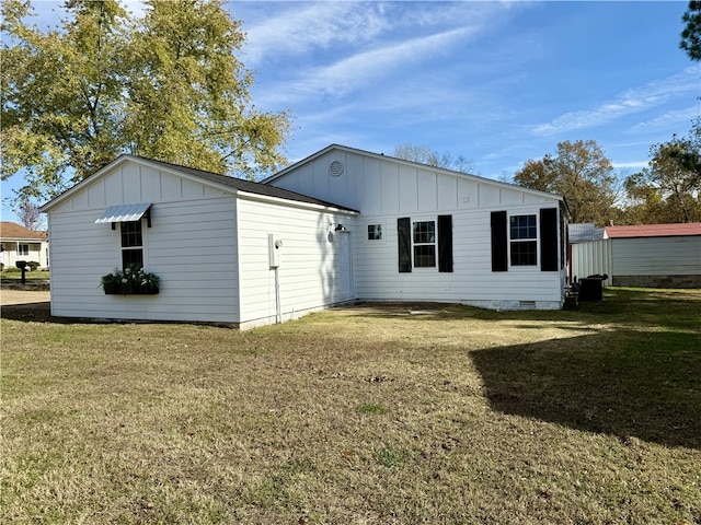 rear view of house featuring a yard