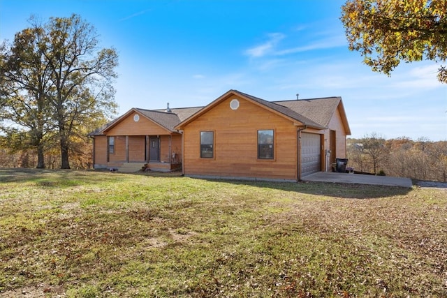 view of front of house featuring a garage and a front lawn