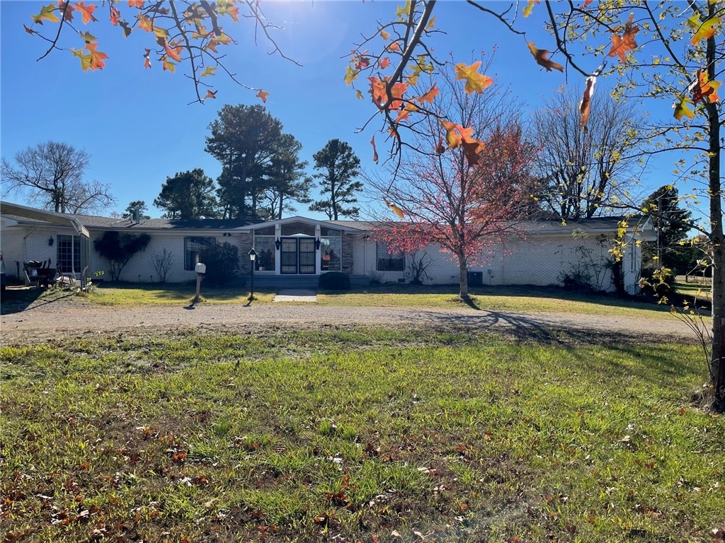 single story home with a front yard