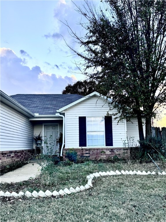 view of front facade featuring a front yard