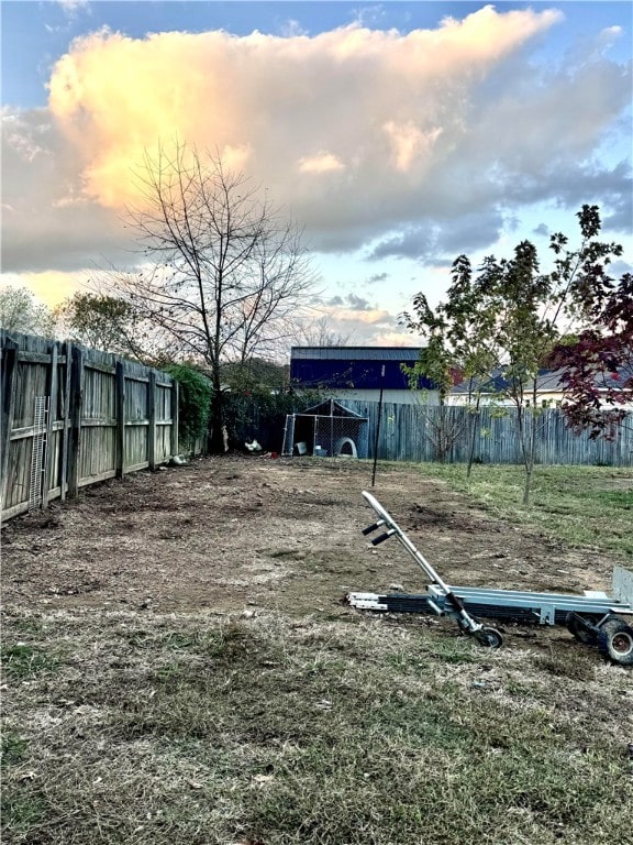 view of yard at dusk