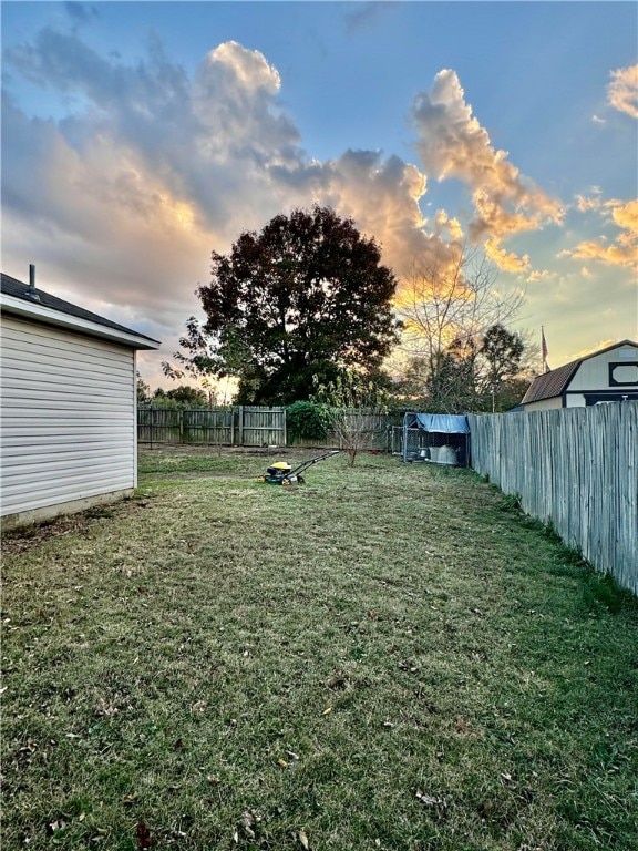 view of yard at dusk