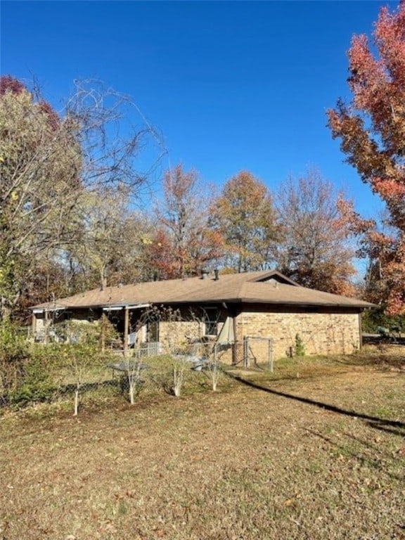 back of house featuring a yard