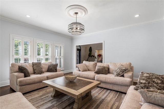 living room featuring an inviting chandelier, ornamental molding, wood finished floors, baseboards, and recessed lighting