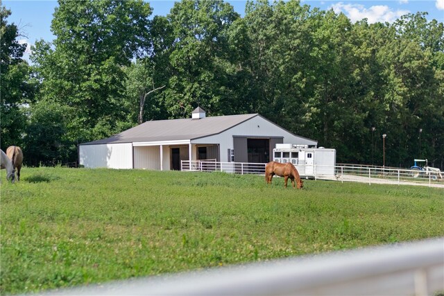 view of front of house with an outdoor structure