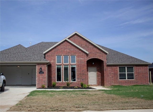 view of front facade featuring a front yard and a garage