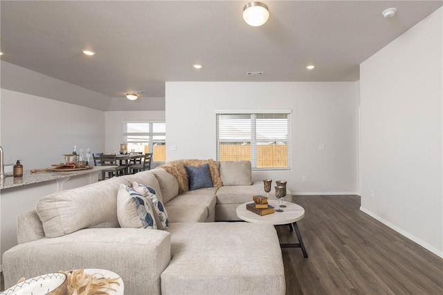 living area featuring recessed lighting, visible vents, baseboards, and dark wood-style floors