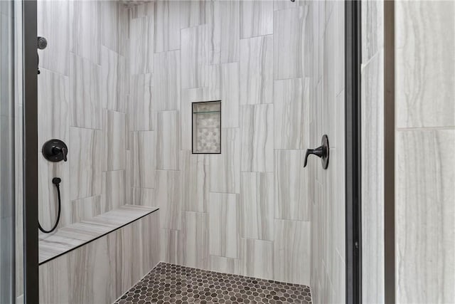 bathroom featuring tiled shower