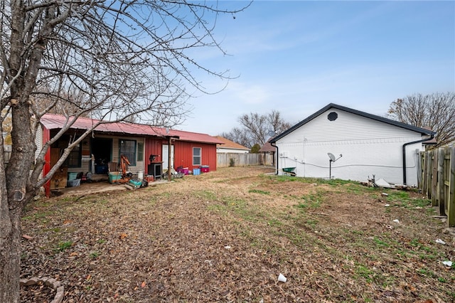 view of yard with an outdoor structure