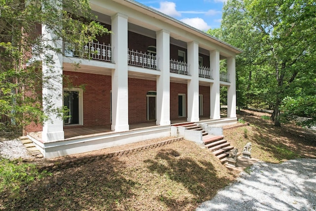 view of front facade featuring a porch and a balcony