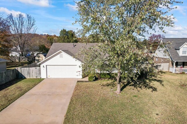 view of front facade featuring a garage and a front yard