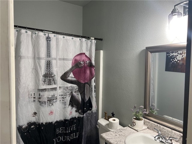 bathroom with a shower with curtain, vanity, and toilet