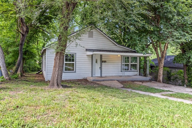 view of front facade with a front lawn