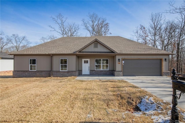 view of front of property featuring a front yard and a garage