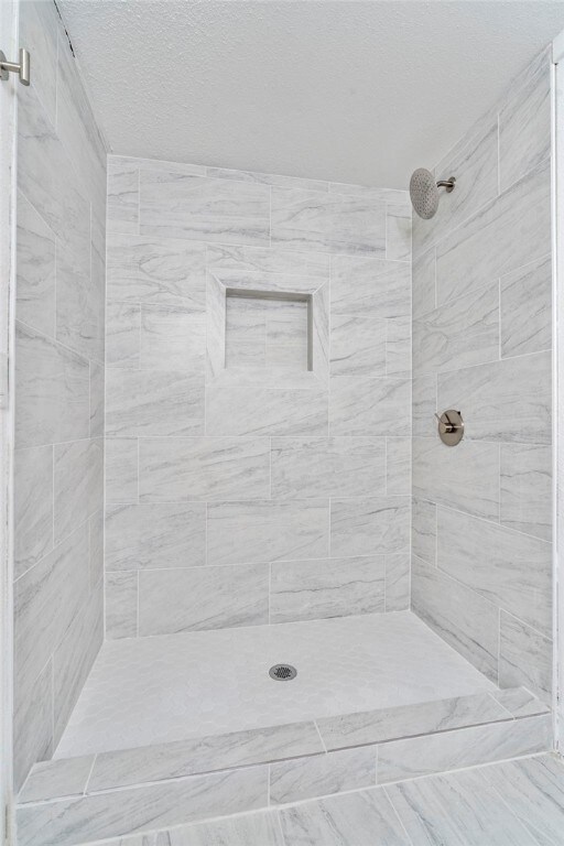 10305 Jims Trl, Rogers, AR 72756 - full bath featuring tiled shower