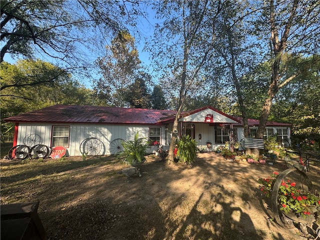 view of front of property featuring a front yard