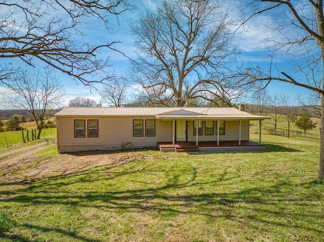 view of front of property featuring a porch and a front yard