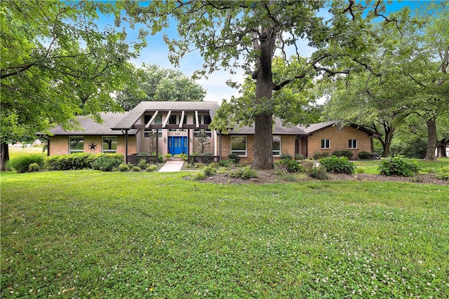 view of front of home featuring a front yard