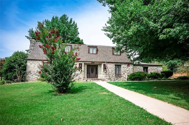 view of front of house featuring a front lawn