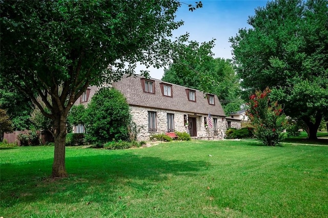 view of front of home featuring a front lawn