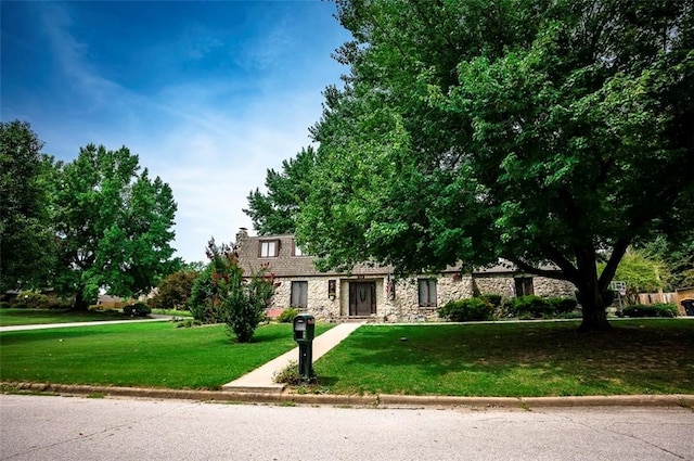 view of front facade with a front lawn