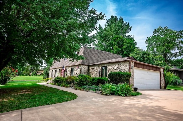 view of front of home featuring a front yard and a garage