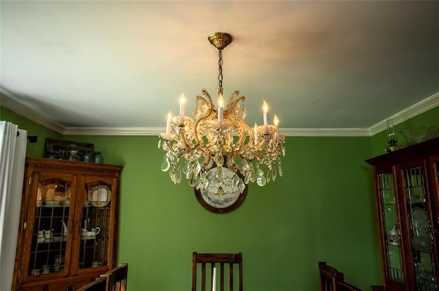 room details with crown molding and a notable chandelier