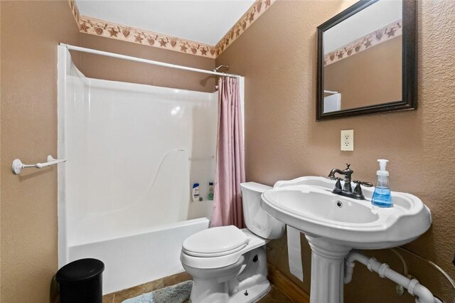 15258 Shipe Rd, Gravette, AR 72736 - full bath featuring shower / bath combo, toilet, and a textured wall