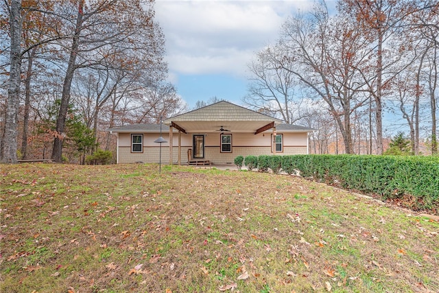 view of front of property featuring a front lawn