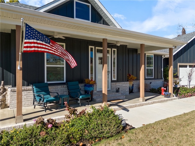 entrance to property featuring ceiling fan and a porch