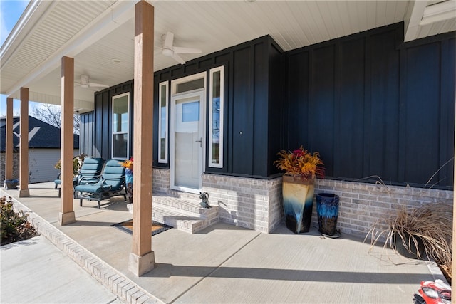 view of exterior entry featuring covered porch and ceiling fan