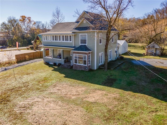 view of front of property featuring a front yard